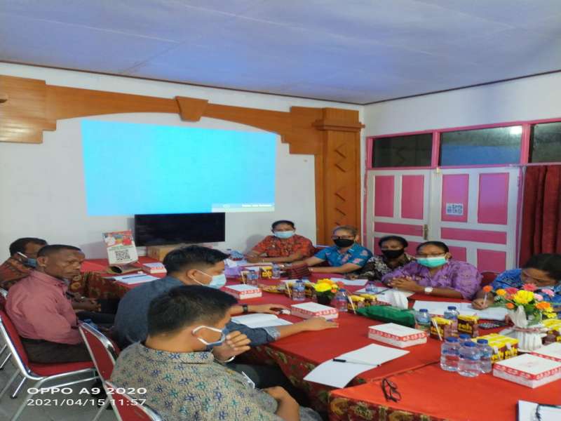 Rapat sosialisasi kepada kepala distrik dan lurah 