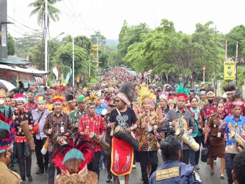 6400 PENAMBU TIFA DAN TARI WOR DALAM RANGKA HUT RI 77