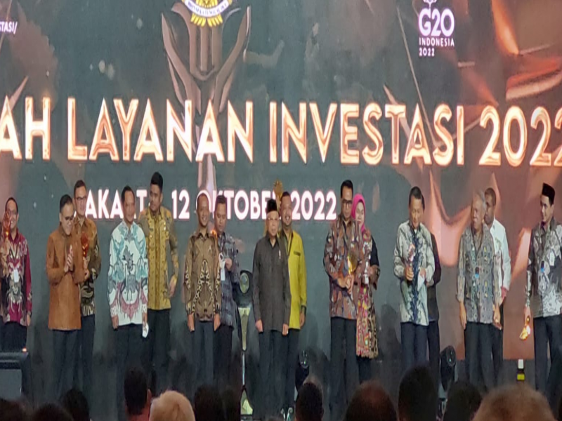 ANUGERAH LAYANAN INVESTASI TAHUN 2022 DITERIMA OLEH BUPATI BIAK NUMFOR DISERAHKAN WAKIL PRESIDEN RI