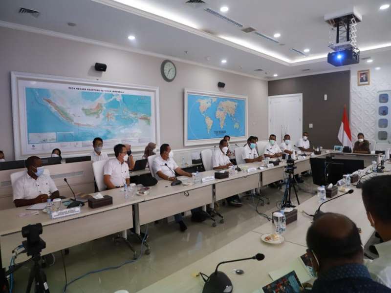 KADIS DPMPTSP turut mendampingi Bupati bertemu Menteri KKP mendapat dukungan pelabuhan terintegrasi 