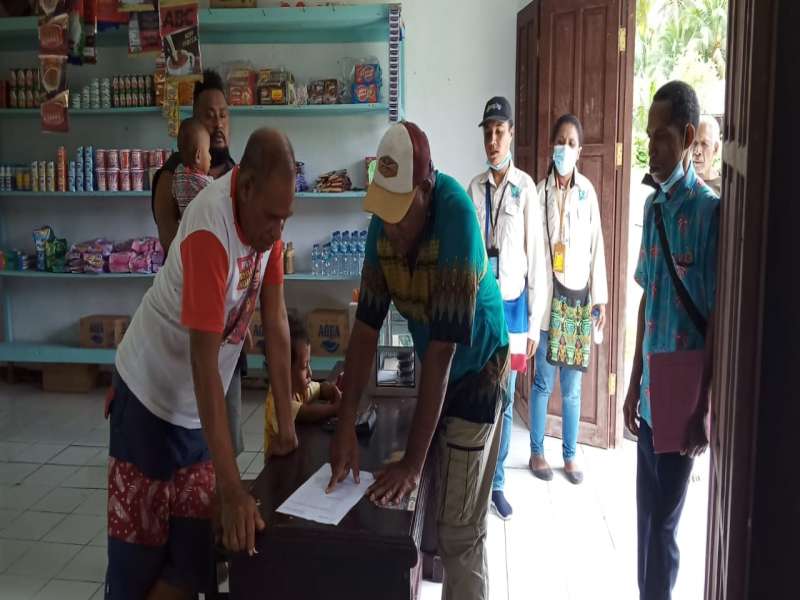 Kabid Perijinan Tertentu Bersama Tim Monitoring Usaha UMKM di Distrik Bondifuar