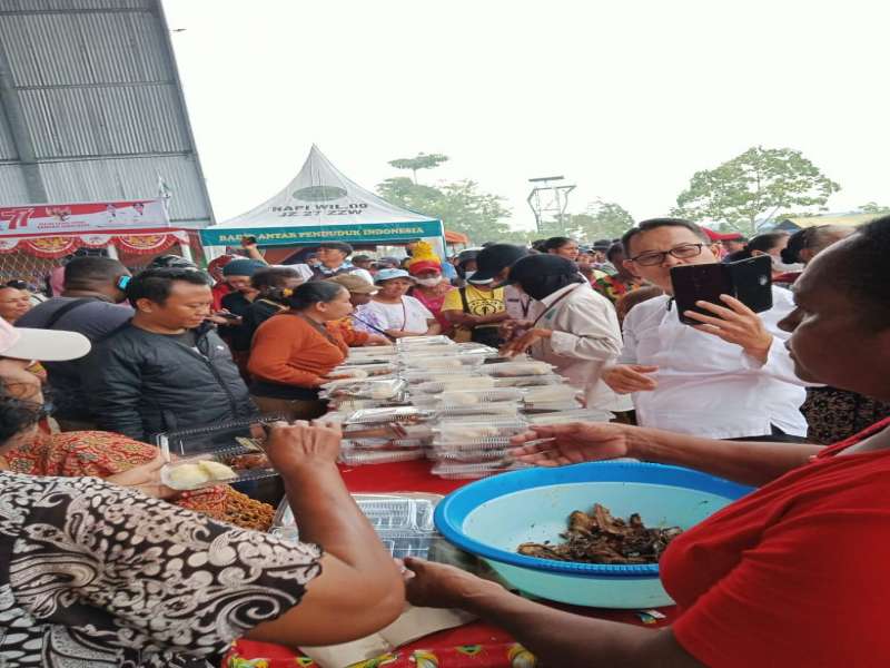 17 TON IKAN SIAP SAJI DALAM KEGIATAN GEMAR MAKAN IKAN BERSAMA MASYARAKAT DALAM HUT RI 77