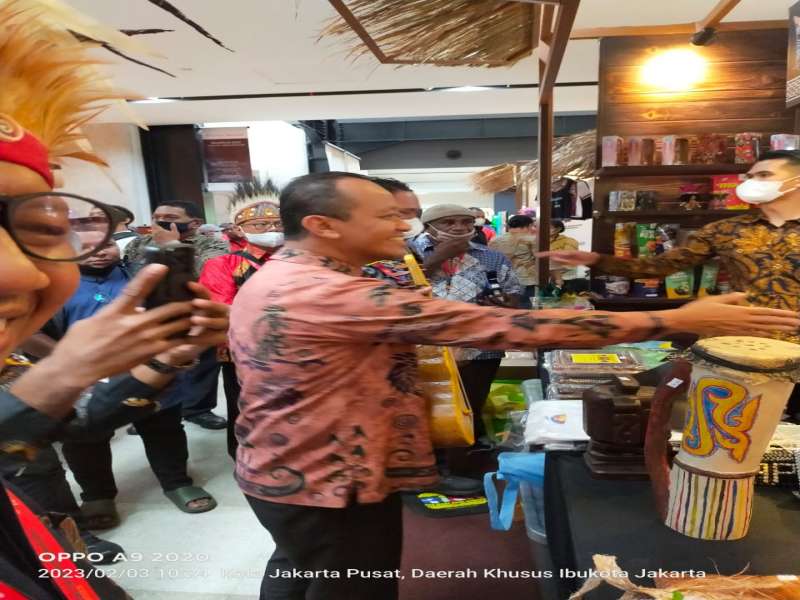 Menteri Investasi Kepala BKPM mengunjungi Pameran UMKM pada Launching STC 2023 di Sarinah Jakarta