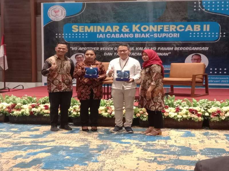 Kadis DPMPTSP Biak Numfor sebagai Narasumber Seminar Ikatar Apoteker Biak Supiori  terkait Tatacara 