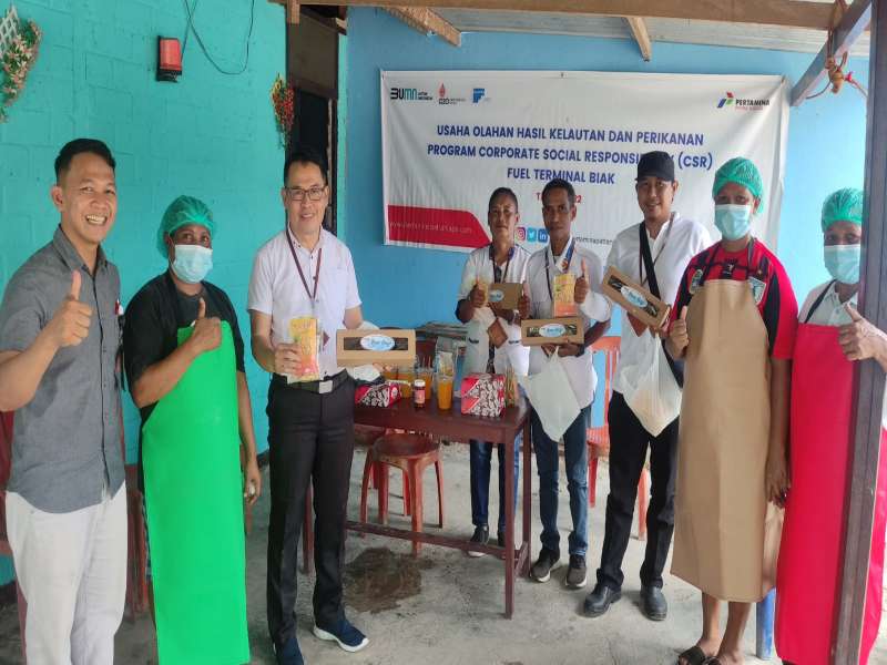 Kadis DPMPTSP menyerahkan perijinan PIRT pada kelompok usaha Ayundi WAFNOUR