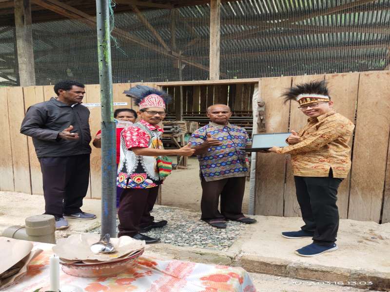 PERBANTUAN PENYELESAIAN PERIJINAN LANGSUNG JADI DI TEMPAT KEPADA PELAKU USAHA PETERNAKAN AYAM PETELU
