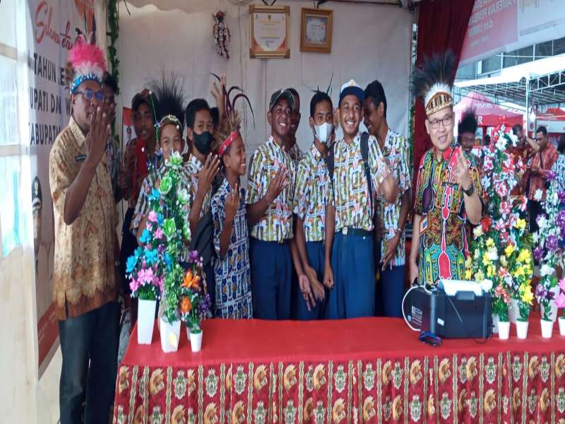 KUNJUNGAN ADE ADE SISWA DALAM PAMERAN UMKM DAN FESTIVAL BUDAYA BYAK KE DPMPTSP