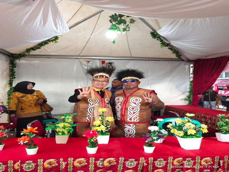 PEMBUKAAN FESTIVAL BUDAYA BYAK  KADIS DPMPTSP MENGGUNAKAN PAKEAN ADAT BYAK