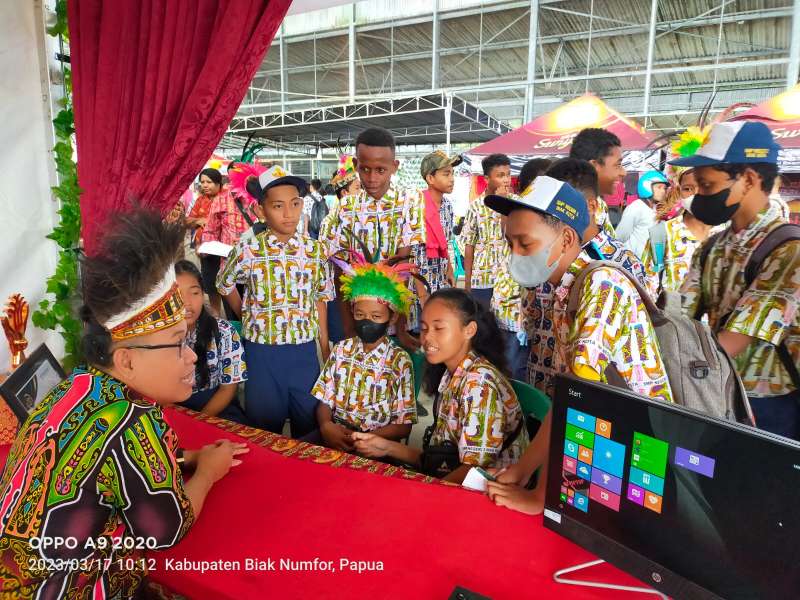 KUNJUNGAN PELAJAR SMP DI STAND DPMPTSP BIAK