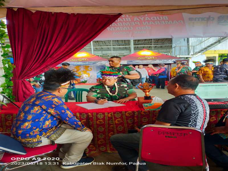 KUNJUNGAN  PANGKOGABWILHAN LETJEN I NYOMAN CANTIKA  DI STAND DPMPTSP BIAK