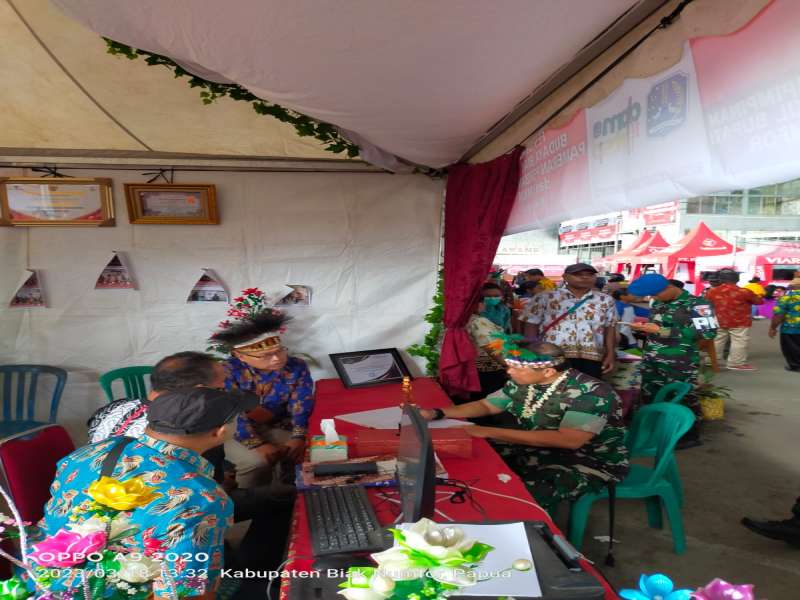 PANGKOGABWILHAN BERKENAN REGISTRASI DI STAND DPMPTSP BIAK