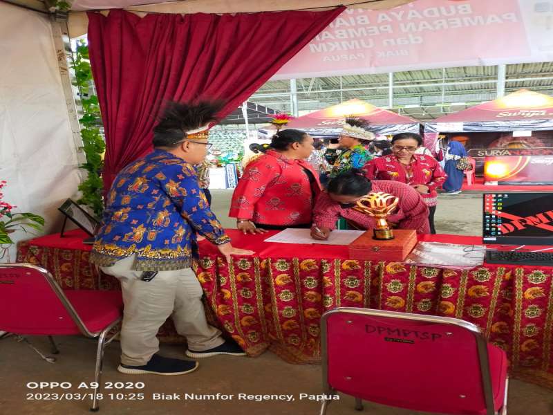 KUNJUNGAN IBU KAJARI DI STAND DPMPTSP BIAK