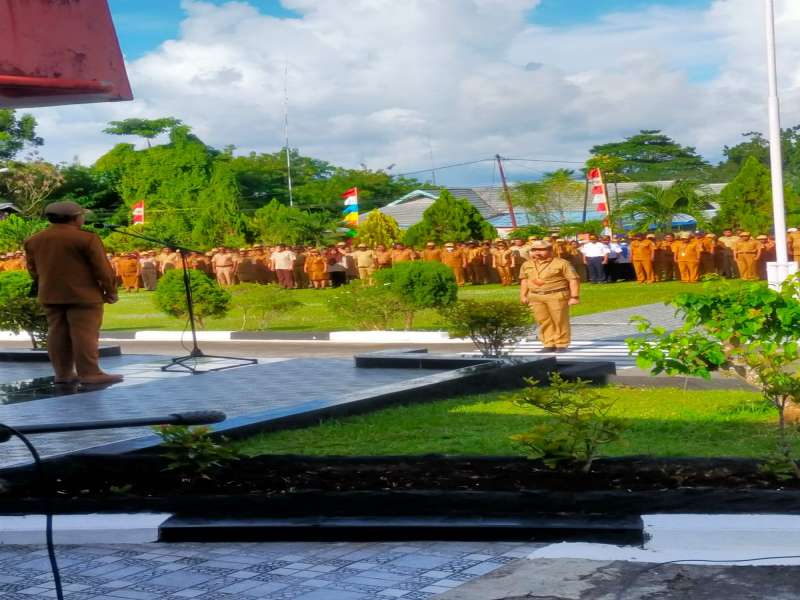 Kadis DPMPTSP bertindak sebagai Komandan Apel Gabungan ASN Kab Biak Numfor 